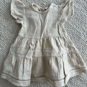QUINCY MAE FLUTTER DRESS | CREAM 3-6m EUC